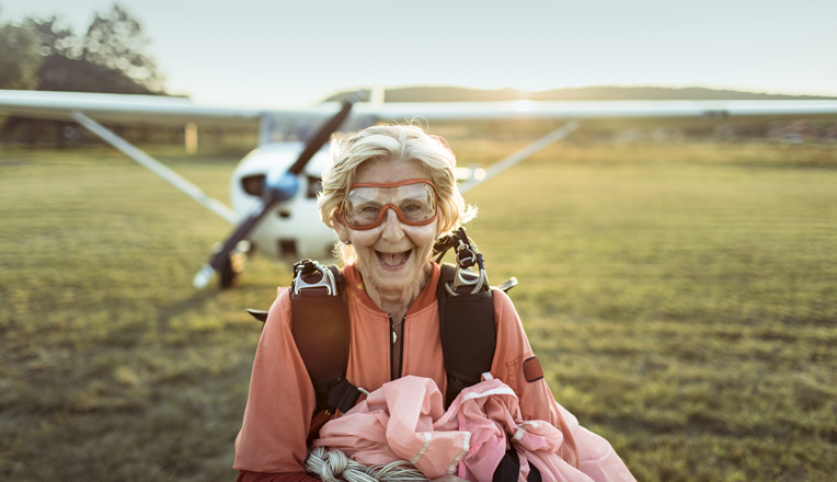 photo d'une personne âgée qui a fait un saut en parachute